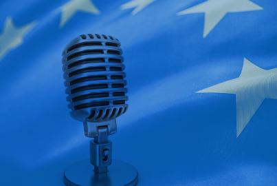 Mikrofon egy európai zászló előtt